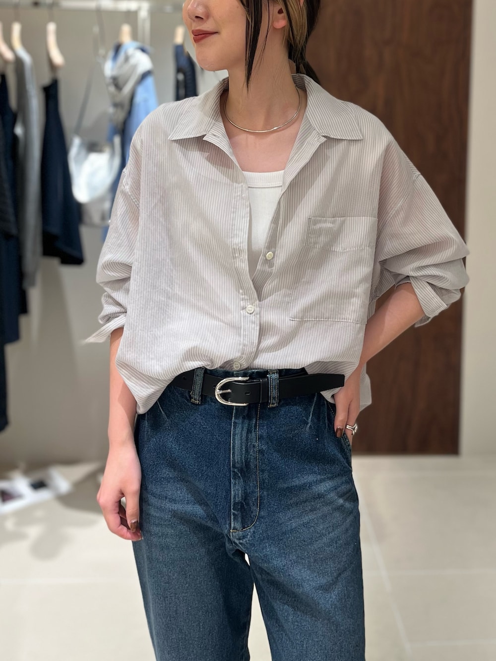 グレー系のシャツ/ブラウス、ホワイト系のTシャツ/カットソー、ブルー系のその他パンツを着用したレディースの春コーディネートの2枚目の写真