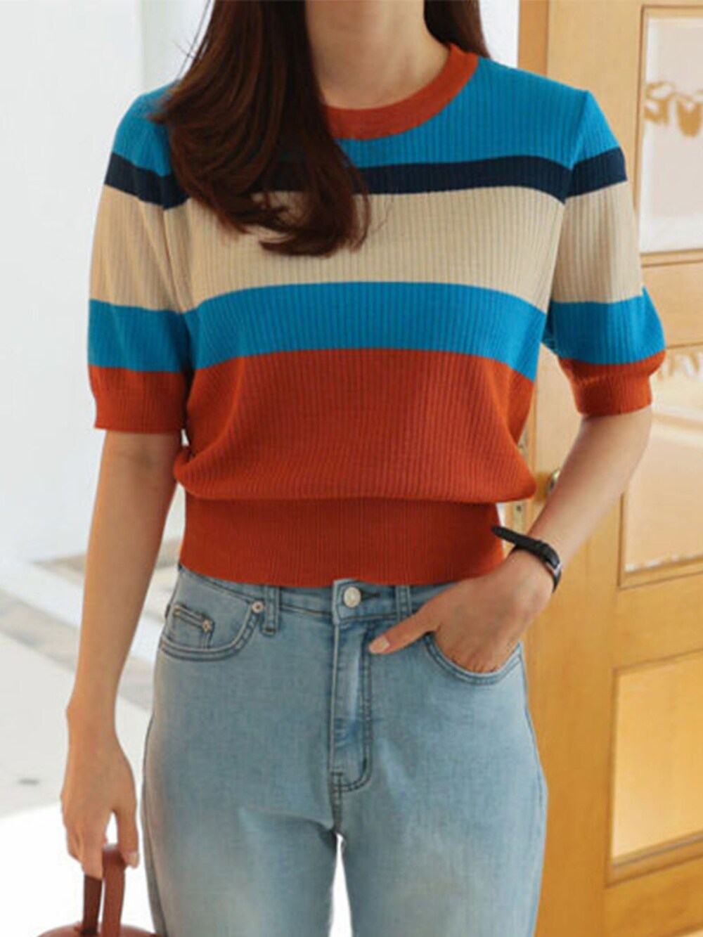 ブルー系のニット/セーターを着用したレディースの夏コーディネートの3枚目の写真