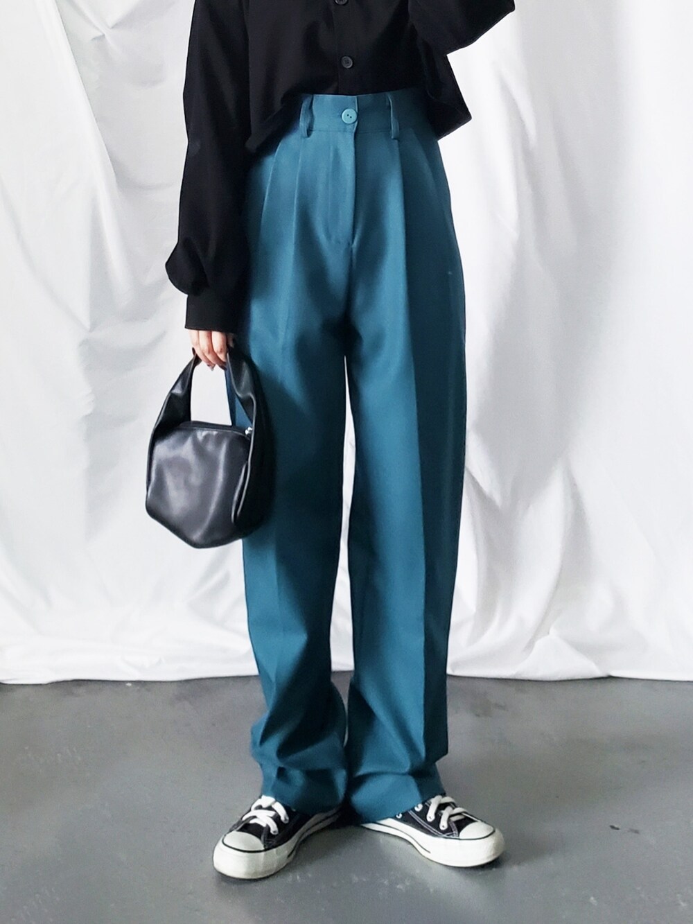 ホワイト系のスラックス、イエロー系のカーディガン/ボレロを着用したレディースの夏コーディネートの4枚目の写真