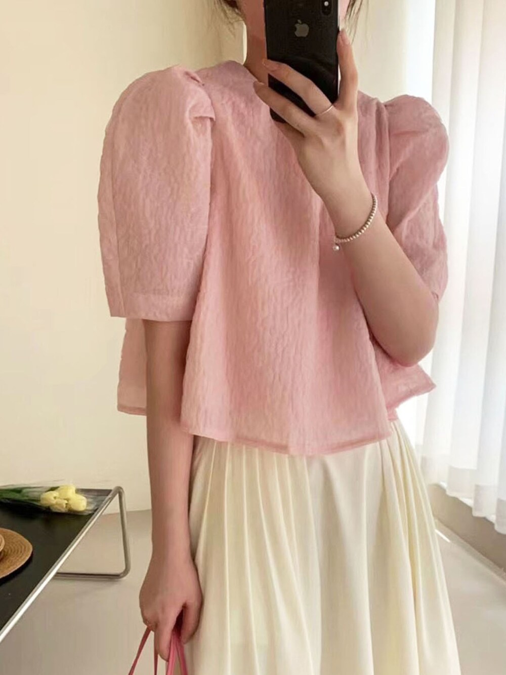 ホワイト系のシャツ/ブラウスを着用したレディースの夏コーディネートの2枚目の写真