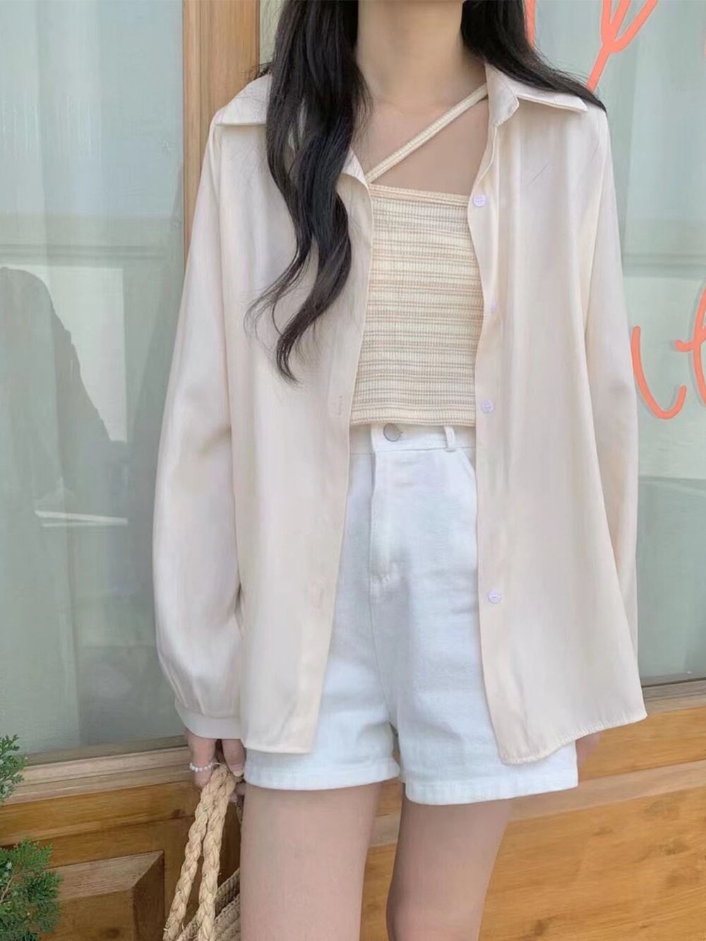 ブルー系のシャツ/ブラウスを着用したレディースの夏コーディネートの4枚目の写真