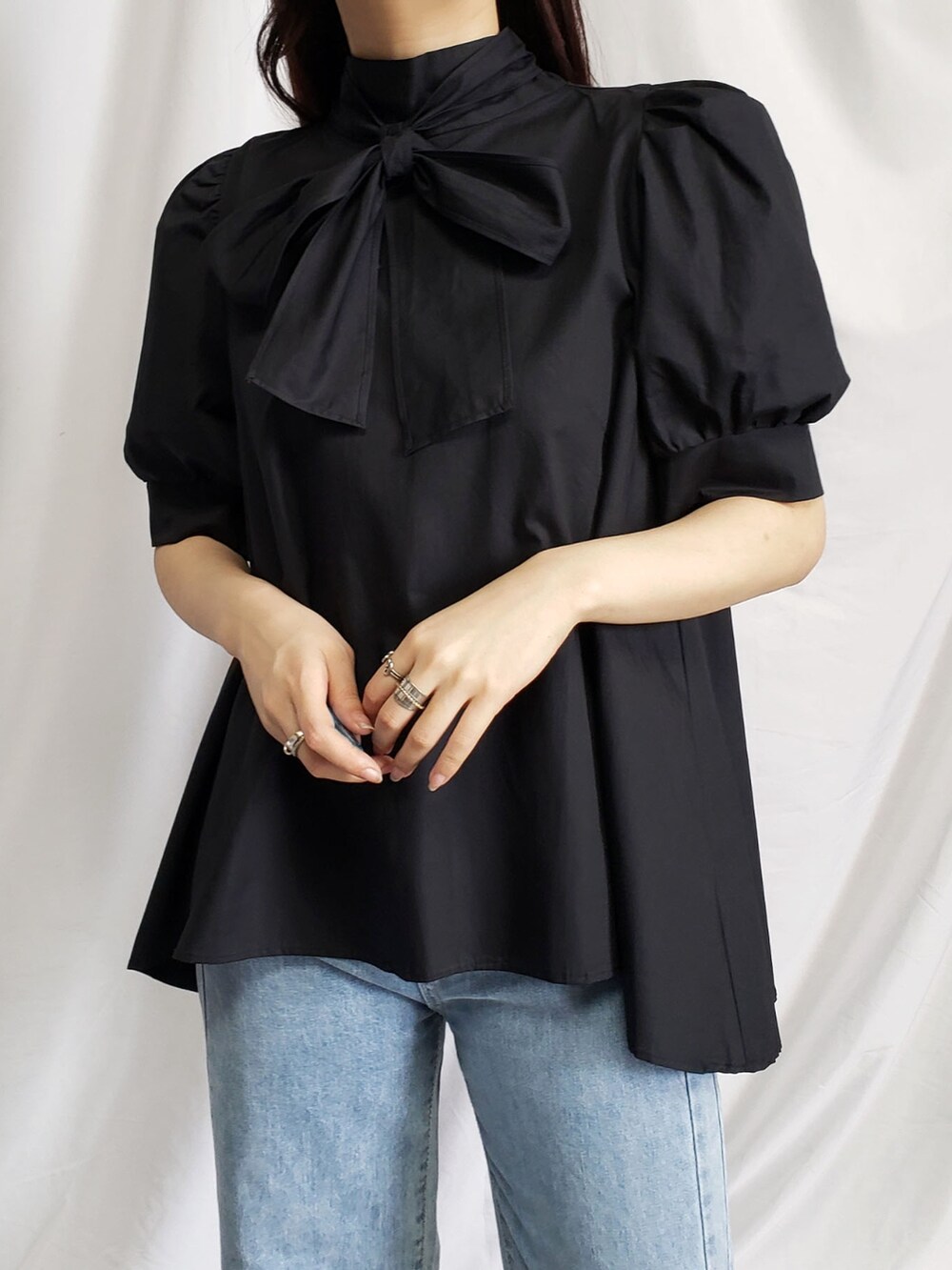 ホワイト系のシャツ/ブラウス、ブラック系のスカート、パープル系のハンドバッグを着用したレディースの春コーディネートの5枚目の写真