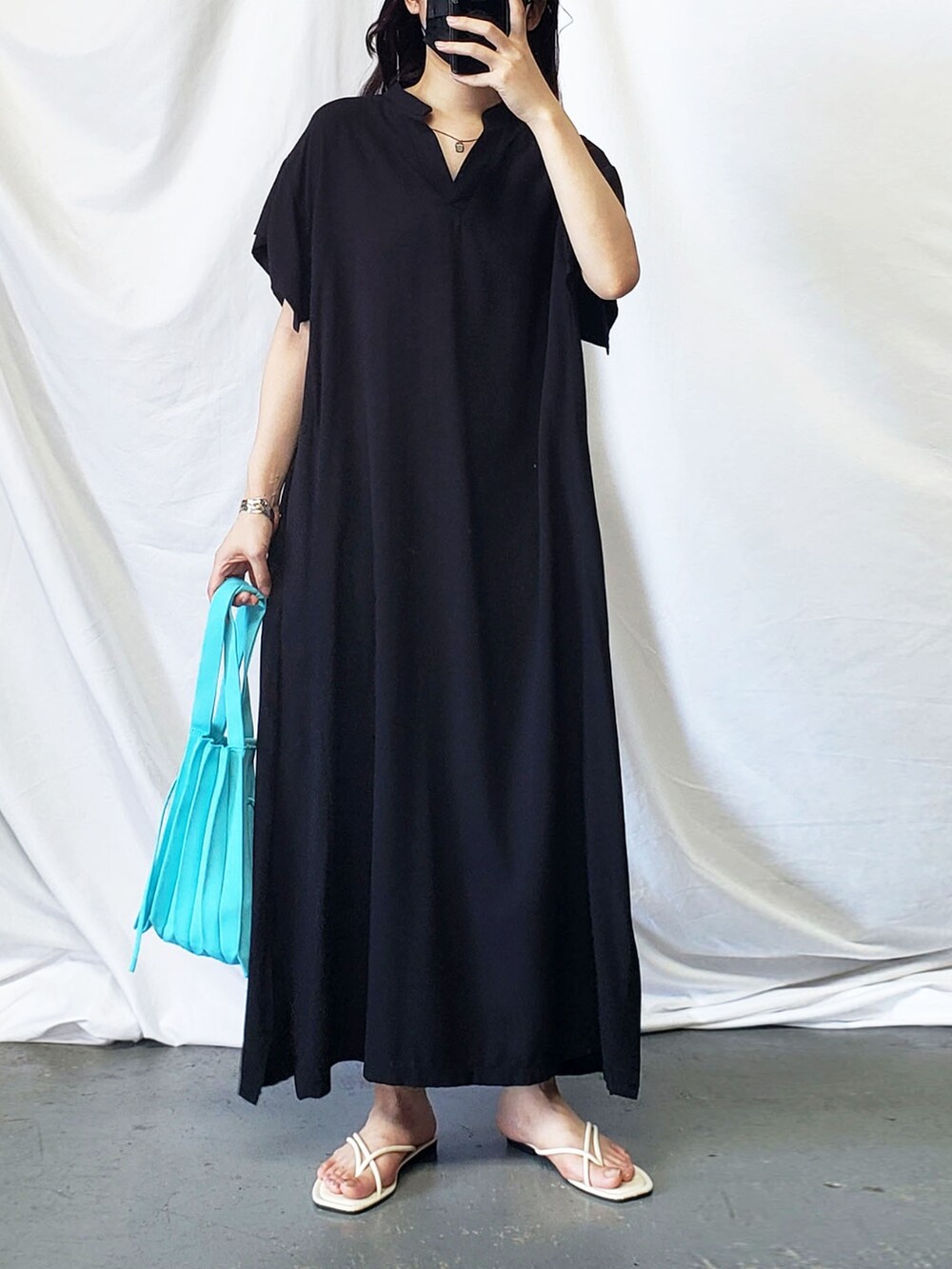 グリーン系のワンピース、ブラック系のサンダルを着用したレディースの夏コーディネートの3枚目の写真