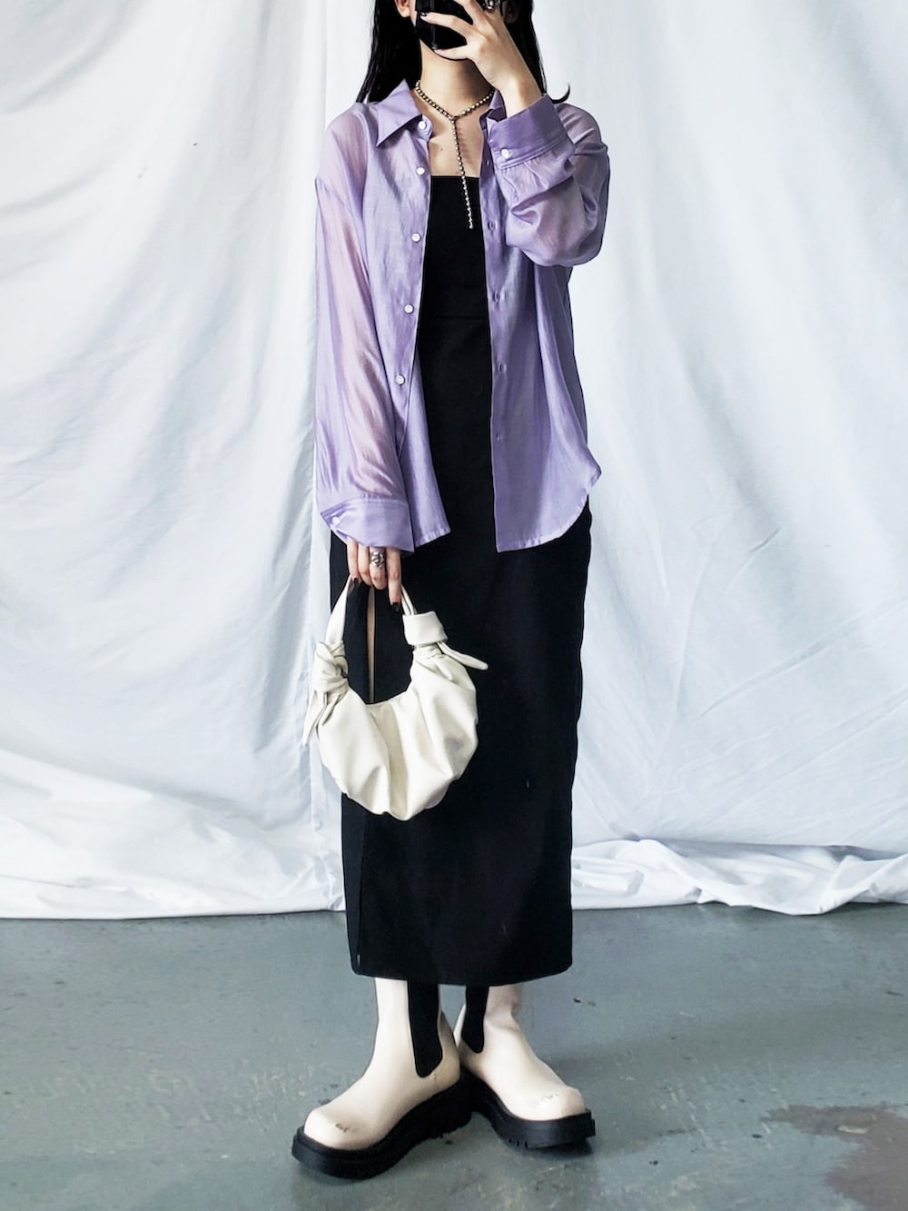 ホワイト系のスラックス、グリーン系のシャツ/ブラウス、ブラック系のサンダルを着用したレディースの夏コーディネートの2枚目の写真