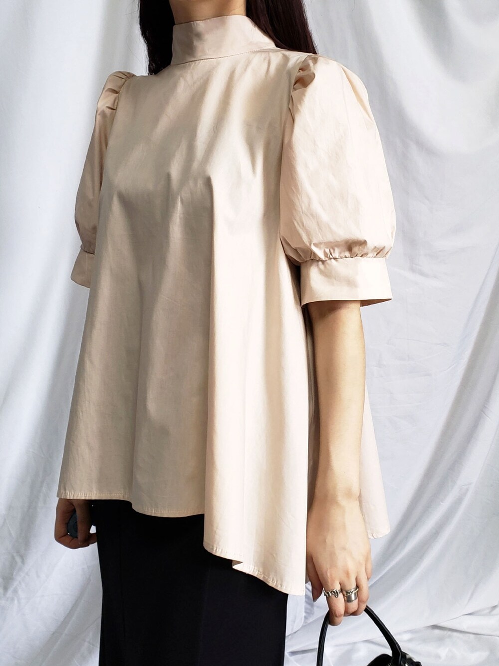 ホワイト系のシャツ/ブラウス、ブラック系のスカート、パープル系のハンドバッグを着用したレディースの春コーディネートの2枚目の写真