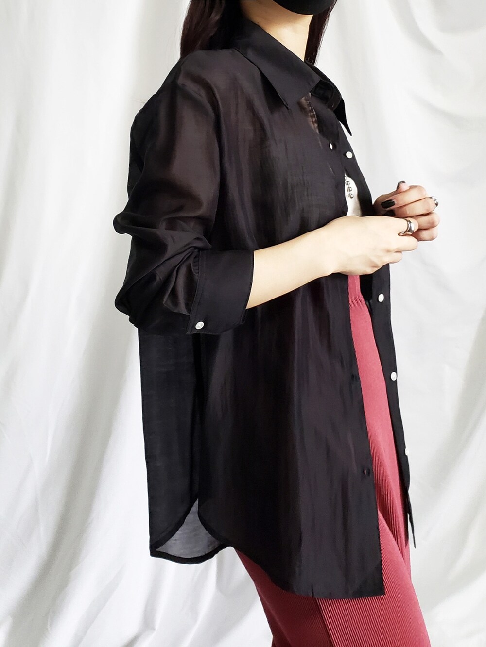 ホワイト系のスラックス、グリーン系のシャツ/ブラウス、ブラック系のサンダルを着用したレディースの夏コーディネートの4枚目の写真