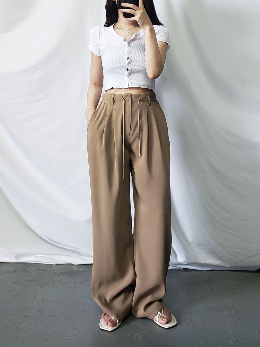 ブラック系のTシャツ/カットソーを着用したレディースの夏コーディネートの4枚目の写真