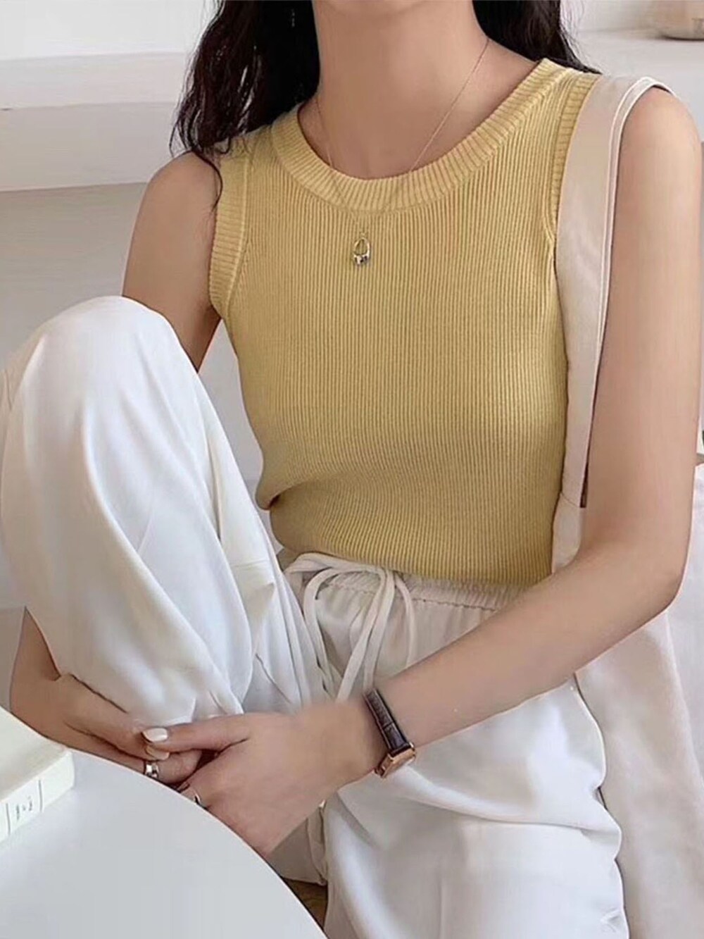 ブラック系のタンクトップ、グリーン系のシャツ/ブラウス、ホワイト系のスカートを着用したレディースの夏コーディネートの3枚目の写真