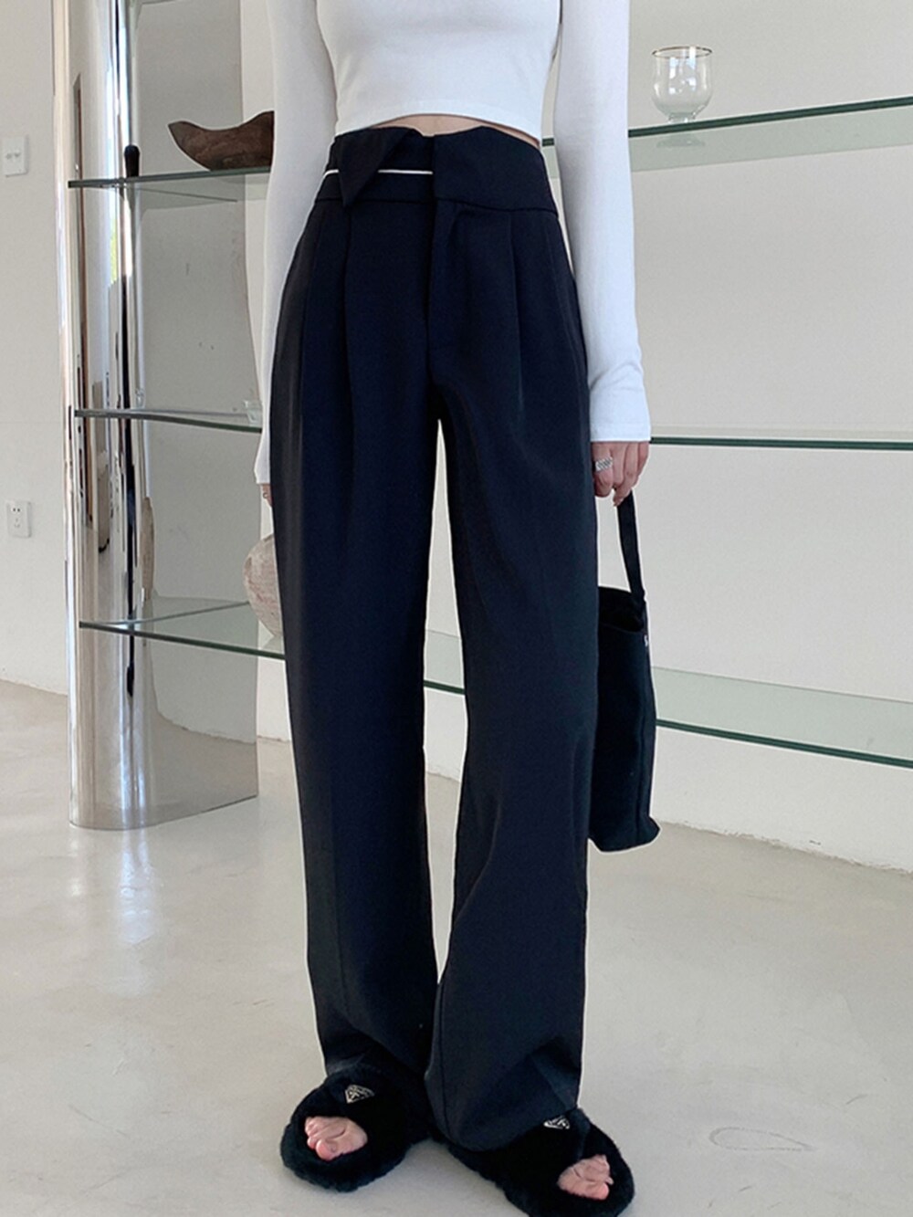 ブラック系のハンドバッグ、グレー系のTシャツ/カットソー、グレー系のスラックスを着用したレディースの春コーディネートの3枚目の写真