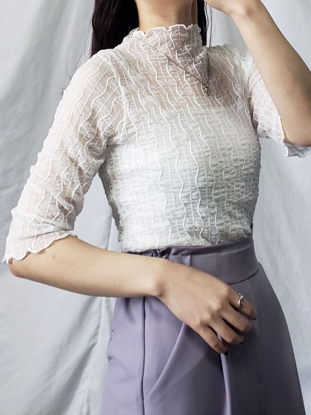 ブラック系のハンドバッグ、ホワイト系のTシャツ/カットソー、ホワイト系のデニムパンツを着用したレディースの春コーディネートの3枚目の写真