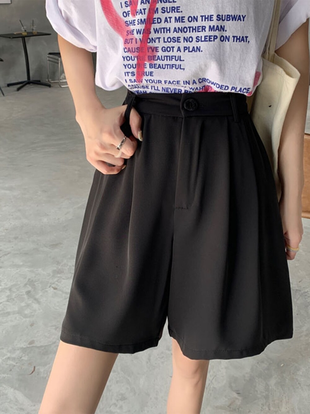 ブルー系のその他パンツ、ホワイト系のTシャツ/カットソー、ブルー系のシャツ/ブラウスを着用したレディースの春コーディネートの4枚目の写真