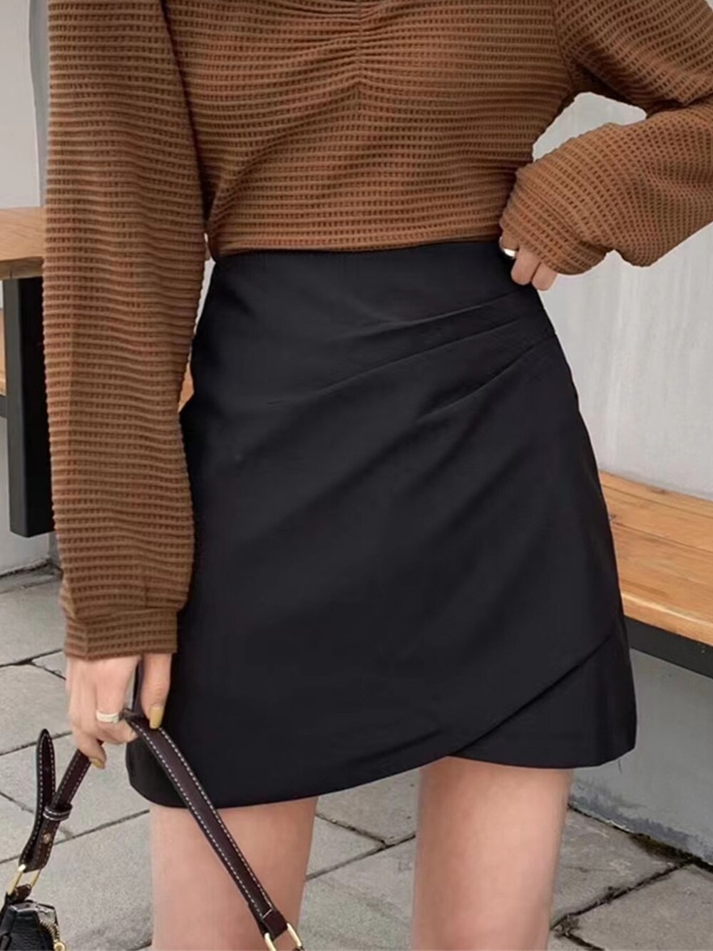 ピンク系のスカート、ホワイト系のTシャツ/カットソーを着用したレディースの春コーディネートの3枚目の写真