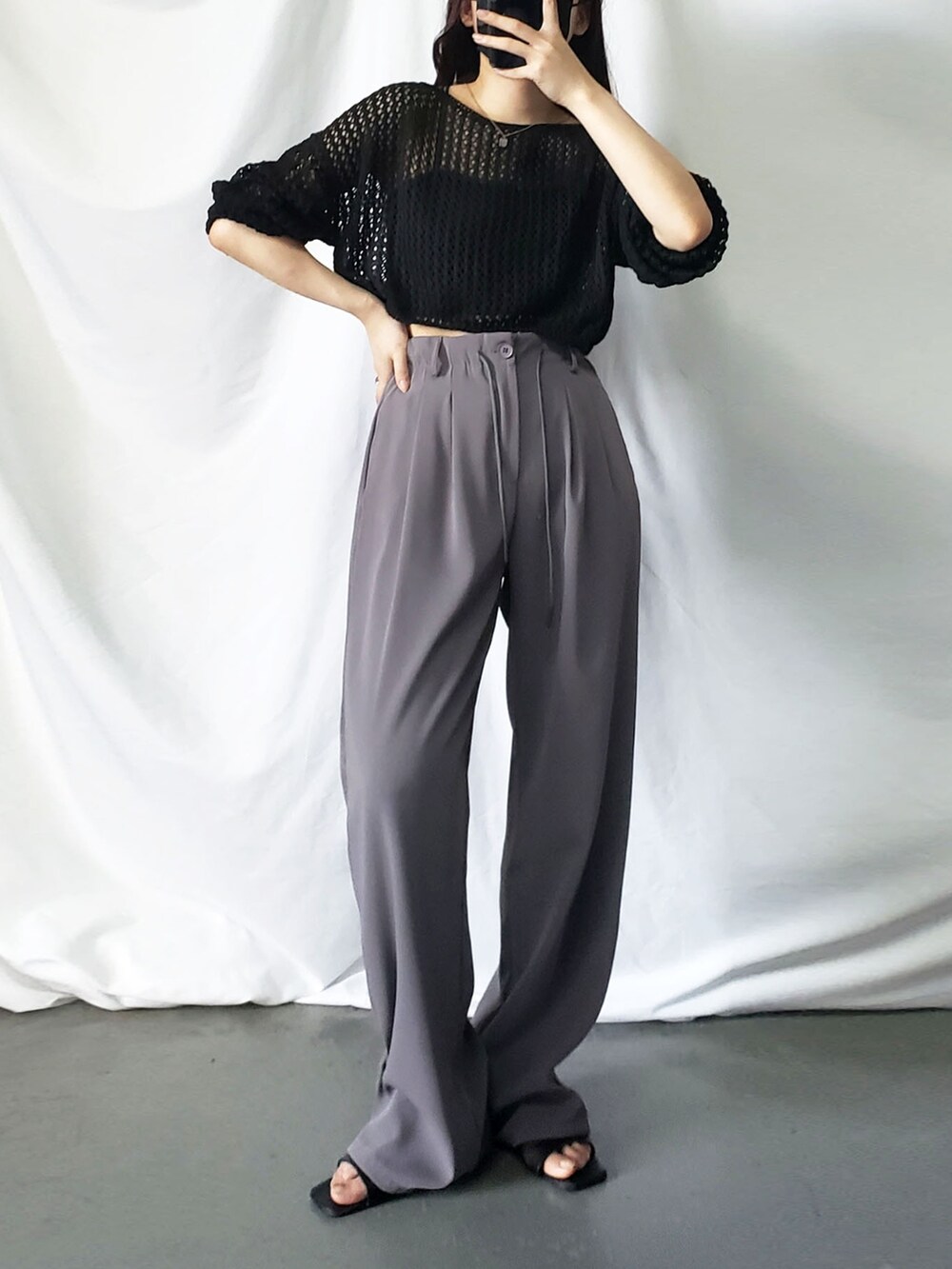 ブラック系のTシャツ/カットソーを着用したレディースの夏コーディネートの3枚目の写真