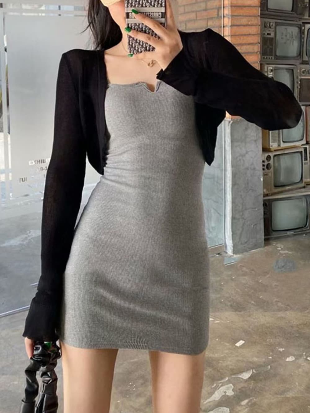 グリーン系のカーディガン/ボレロ、ホワイト系のスラックスを着用したレディースの夏コーディネートの4枚目の写真