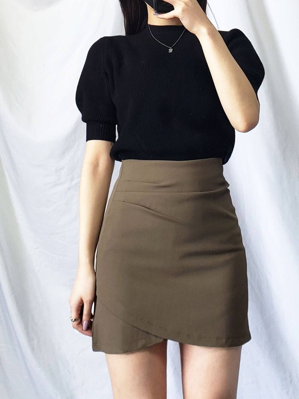 ピンク系のスカート、ホワイト系のTシャツ/カットソーを着用したレディースの春コーディネートの5枚目の写真