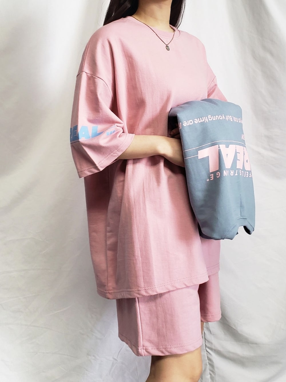 ブルー系のルームウェア/パジャマを着用したレディースの夏コーディネートの3枚目の写真