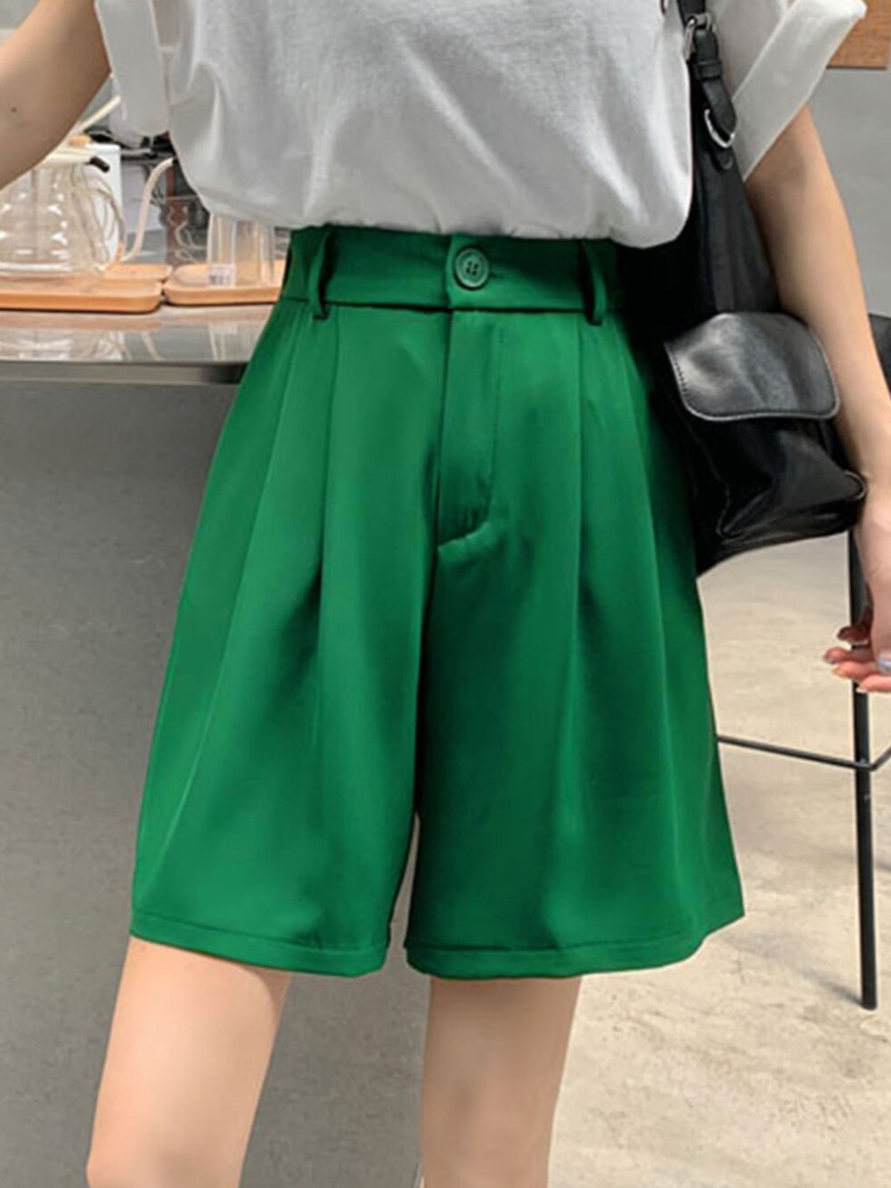 ブルー系のその他パンツ、ホワイト系のTシャツ/カットソー、ブルー系のシャツ/ブラウスを着用したレディースの春コーディネートの5枚目の写真