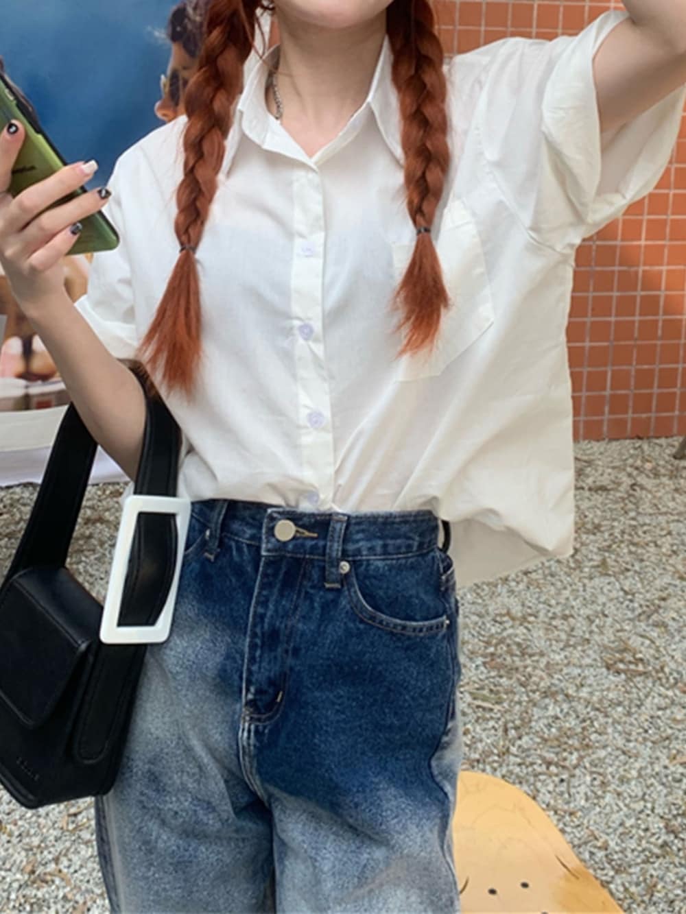 グリーン系のシャツ/ブラウスを着用したレディースの夏コーディネートの3枚目の写真