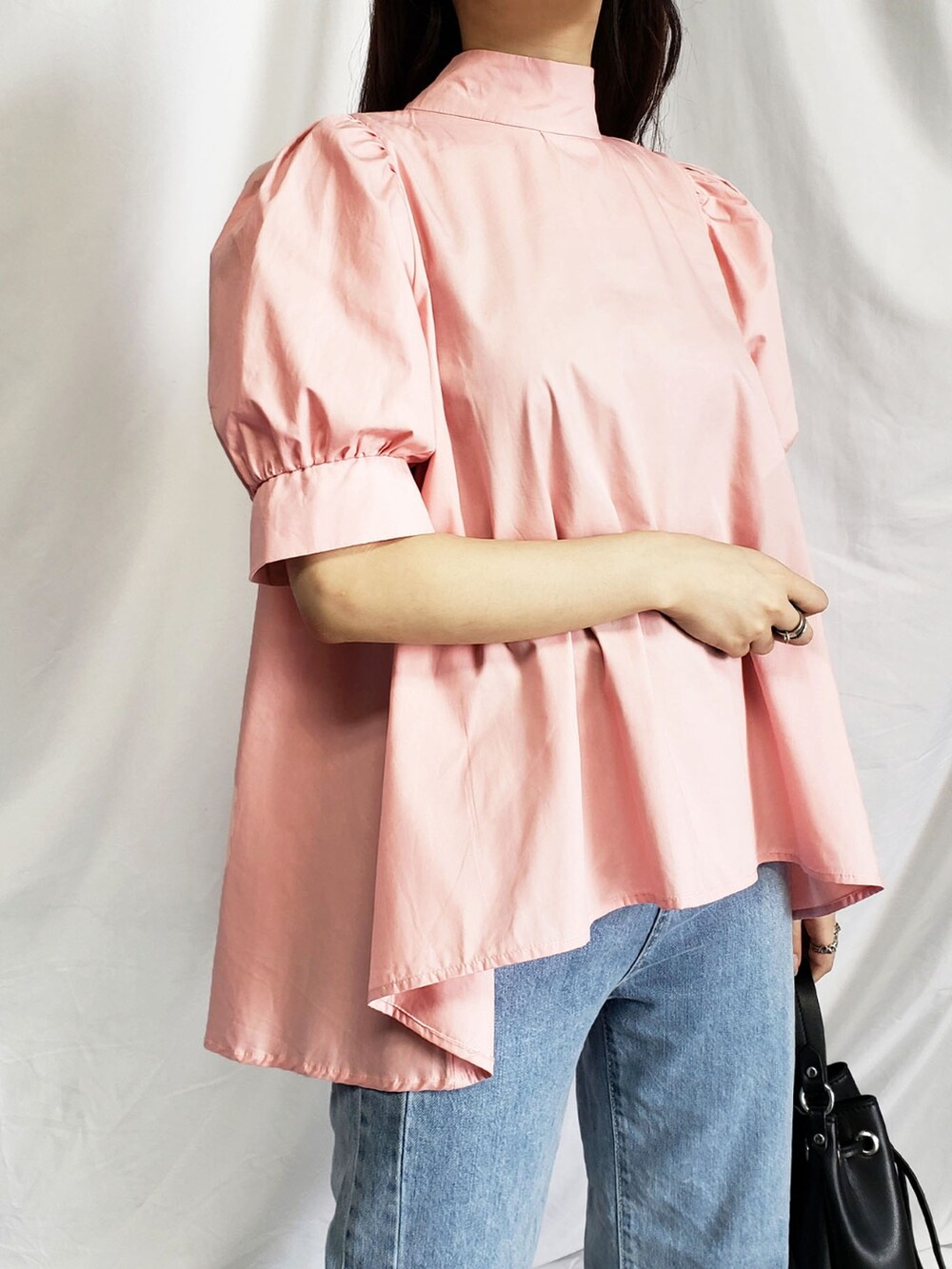 ホワイト系のシャツ/ブラウス、ブラック系のスカート、パープル系のハンドバッグを着用したレディースの春コーディネートの3枚目の写真