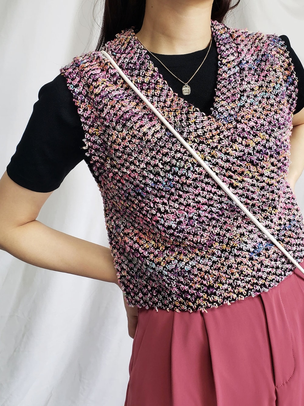 ピンク系のベストを着用したレディースの春コーディネートの2枚目の写真