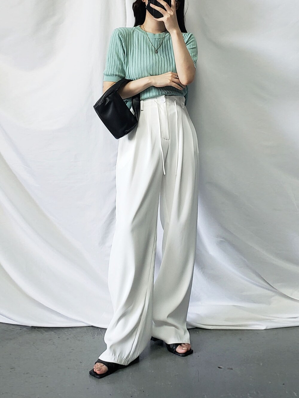 ブラック系のTシャツ/カットソーを着用したレディースの夏コーディネートの5枚目の写真