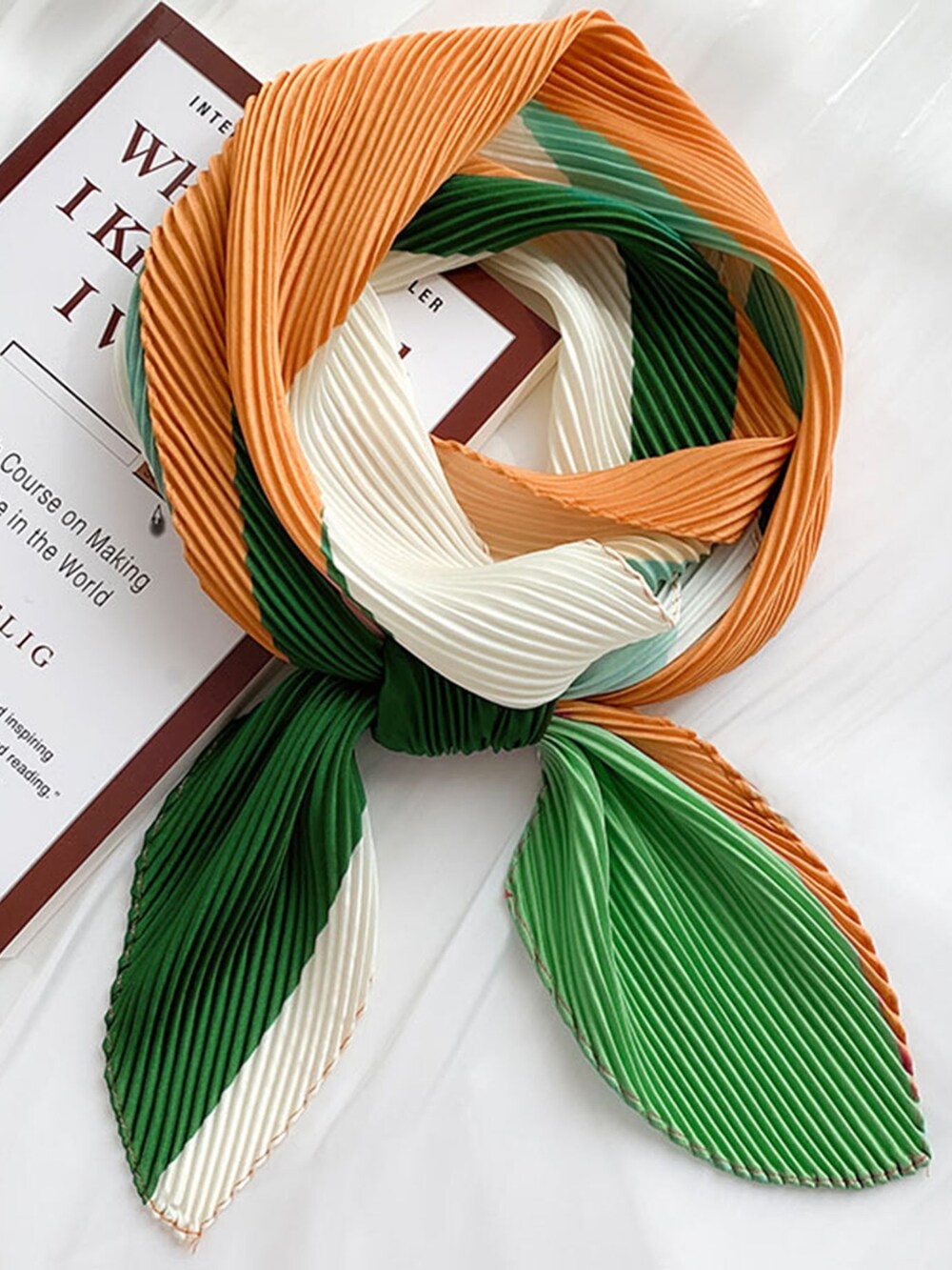 ベージュ系のシャツ/ブラウス、オレンジ系のバンダナ/スカーフを着用したレディースの夏コーディネートの4枚目の写真