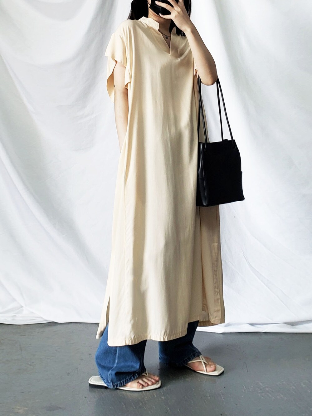 グリーン系のワンピース、ブラック系のサンダルを着用したレディースの夏コーディネートの4枚目の写真