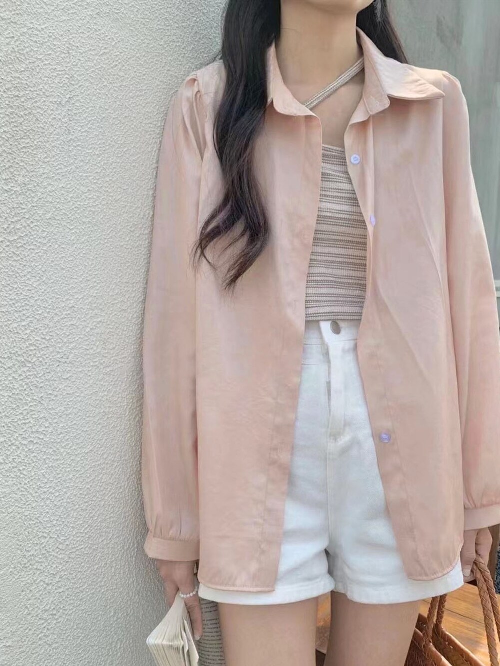 ブルー系のシャツ/ブラウスを着用したレディースの夏コーディネートの2枚目の写真