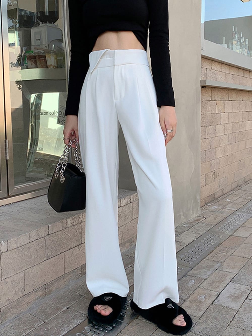 ブラック系のハンドバッグ、グレー系のTシャツ/カットソー、グレー系のスラックスを着用したレディースの春コーディネートの4枚目の写真