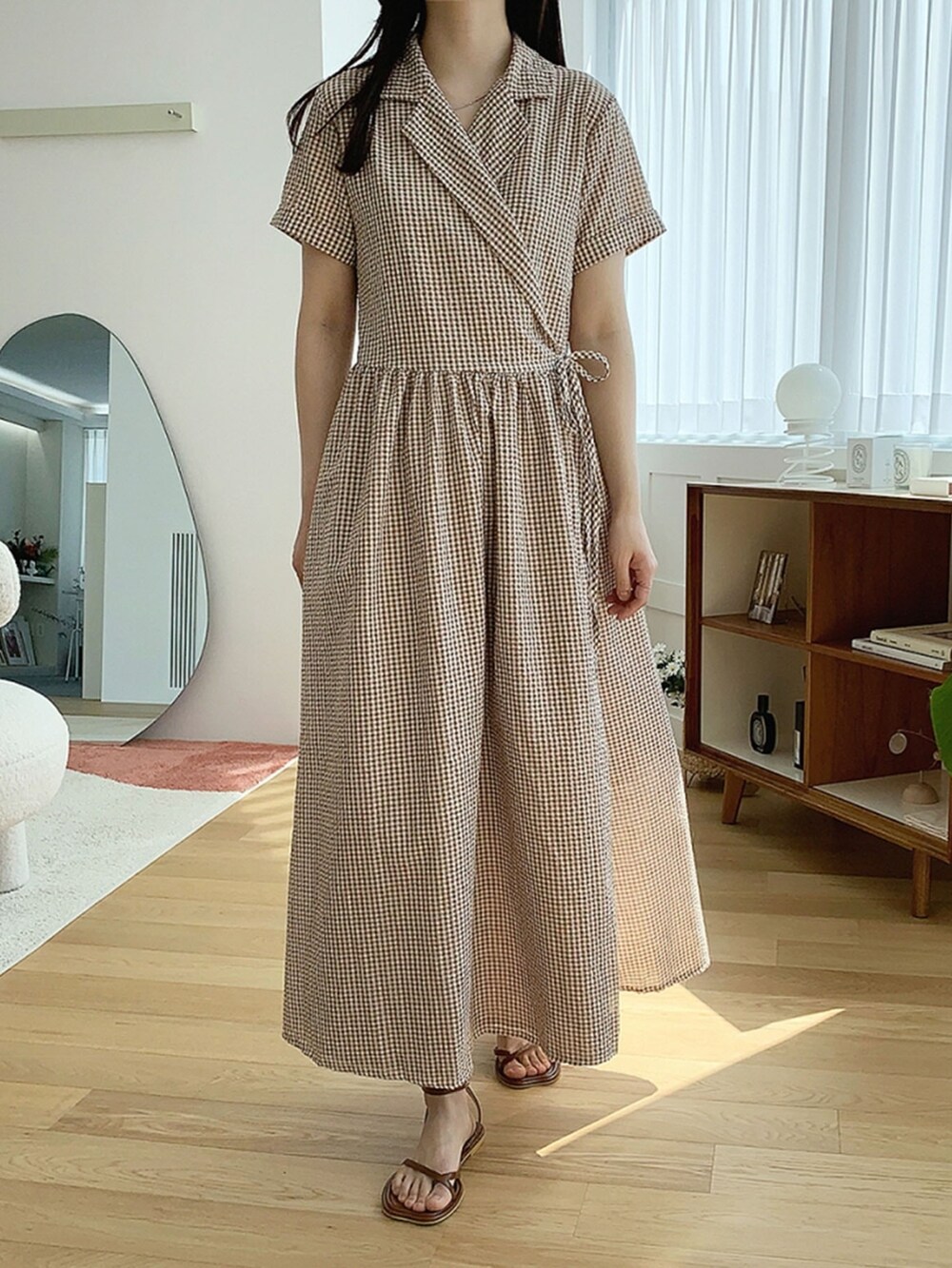 ブルー系のワンピースを着用したレディースの夏コーディネートの2枚目の写真