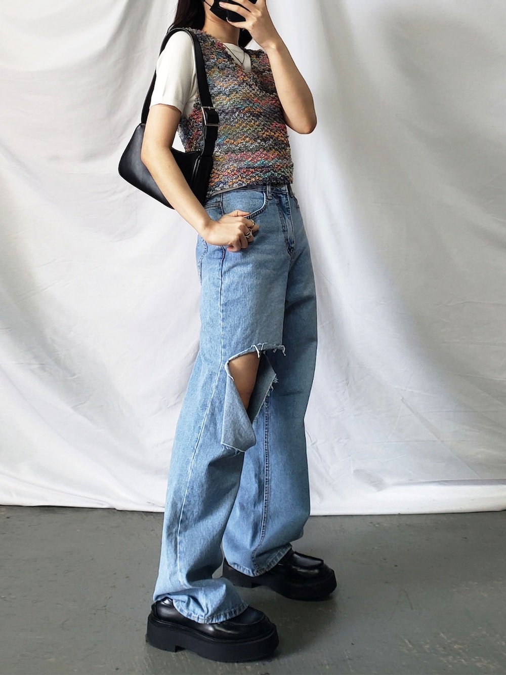 ピンク系のベストを着用したレディースの春コーディネートの3枚目の写真