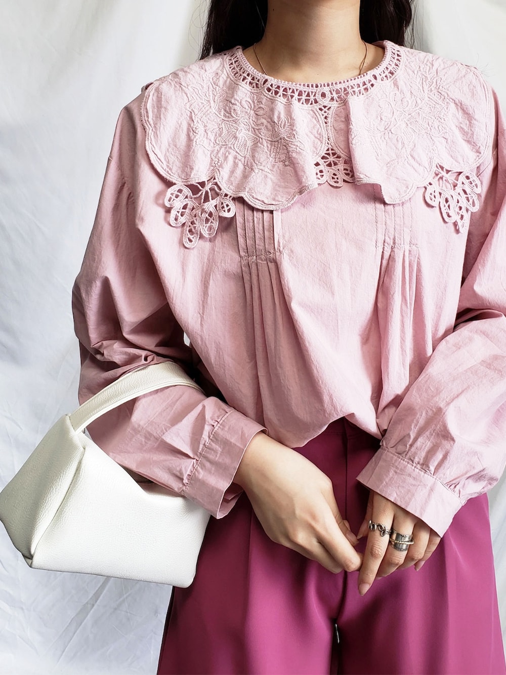 ホワイト系のシャツ/ブラウスを着用したレディースの夏コーディネートの3枚目の写真