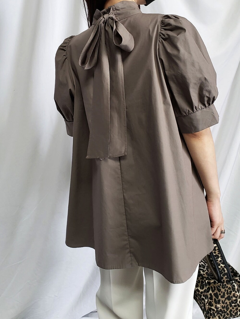 ホワイト系のシャツ/ブラウス、ブラック系のスカート、パープル系のハンドバッグを着用したレディースの春コーディネートの4枚目の写真