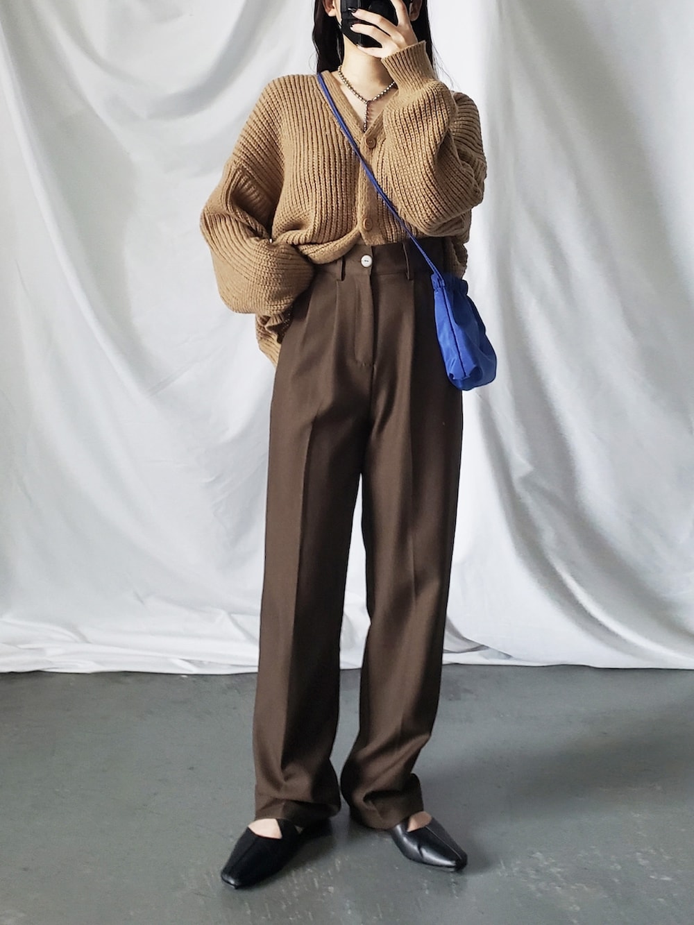 ホワイト系のスラックス、イエロー系のカーディガン/ボレロを着用したレディースの夏コーディネートの2枚目の写真