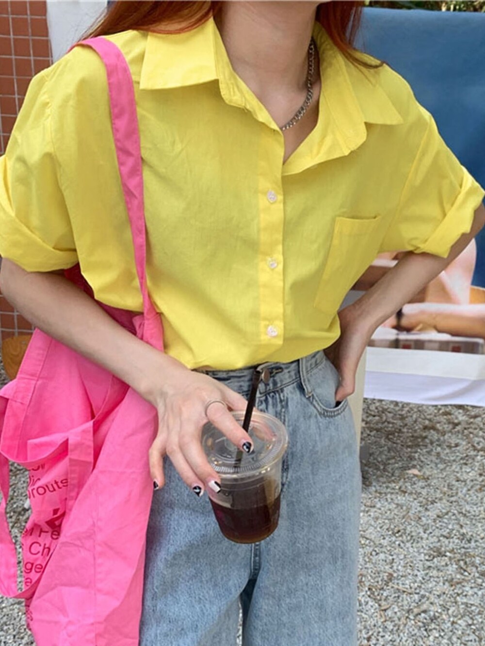 グリーン系のシャツ/ブラウスを着用したレディースの夏コーディネートの4枚目の写真