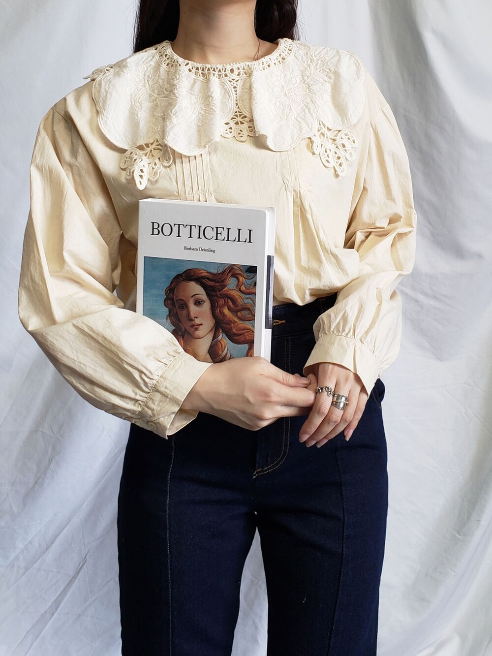 ホワイト系のシャツ/ブラウスを着用したレディースの夏コーディネートの2枚目の写真