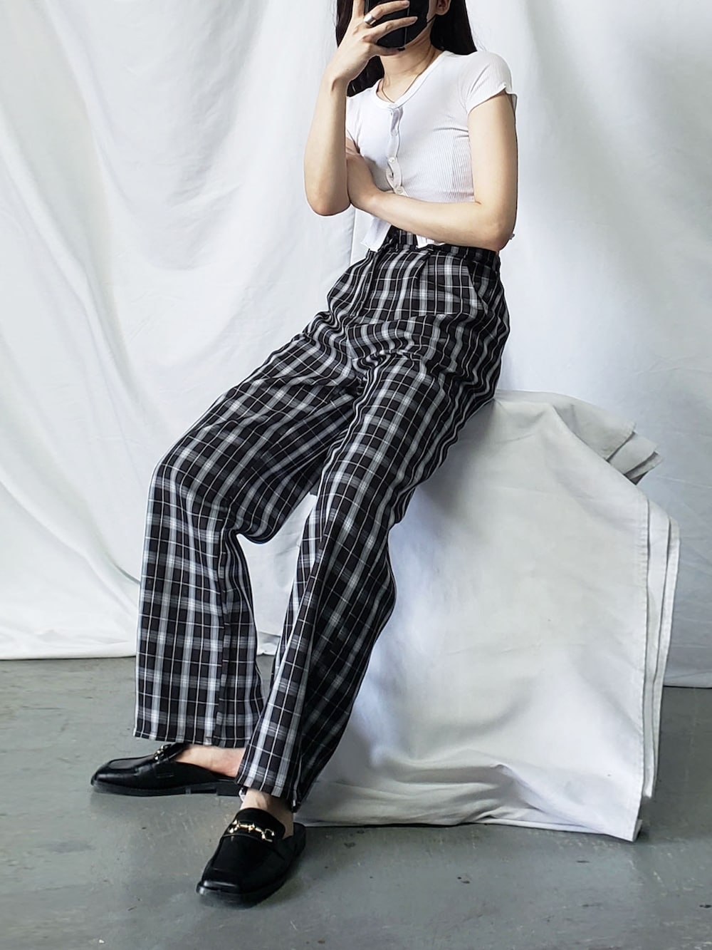 イエロー系のスラックス、ブラック系のショルダーバッグ、ブラック系のテーラードジャケットを着用したレディースの夏コーディネートの5枚目の写真