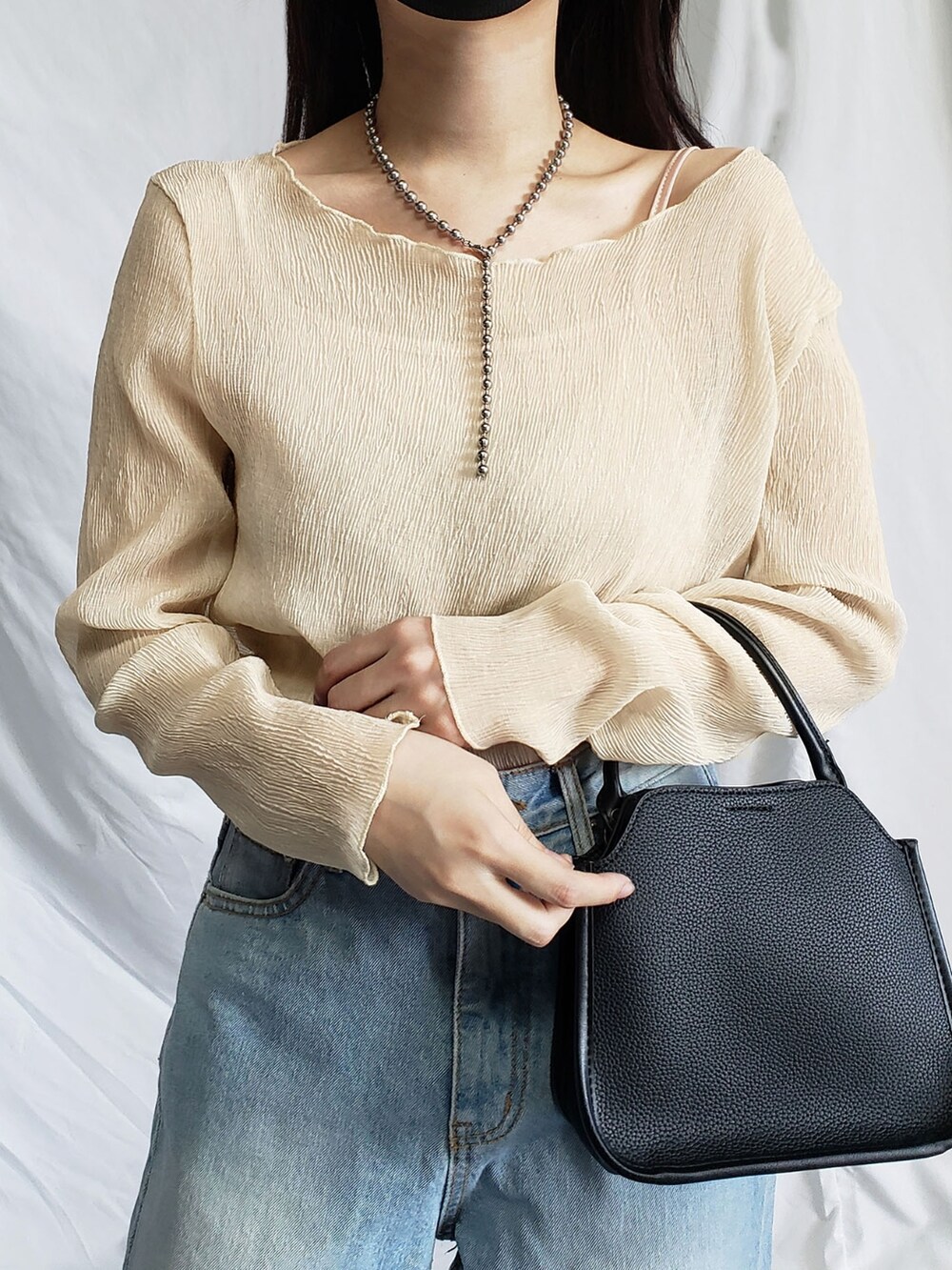 グレー系のシャツ/ブラウス、グレー系のスラックス、グレー系のショルダーバッグを着用したレディースの夏コーディネートの4枚目の写真