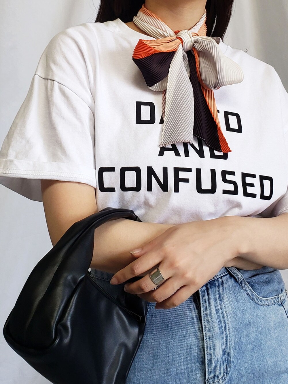 ベージュ系のシャツ/ブラウス、オレンジ系のバンダナ/スカーフを着用したレディースの夏コーディネートの3枚目の写真