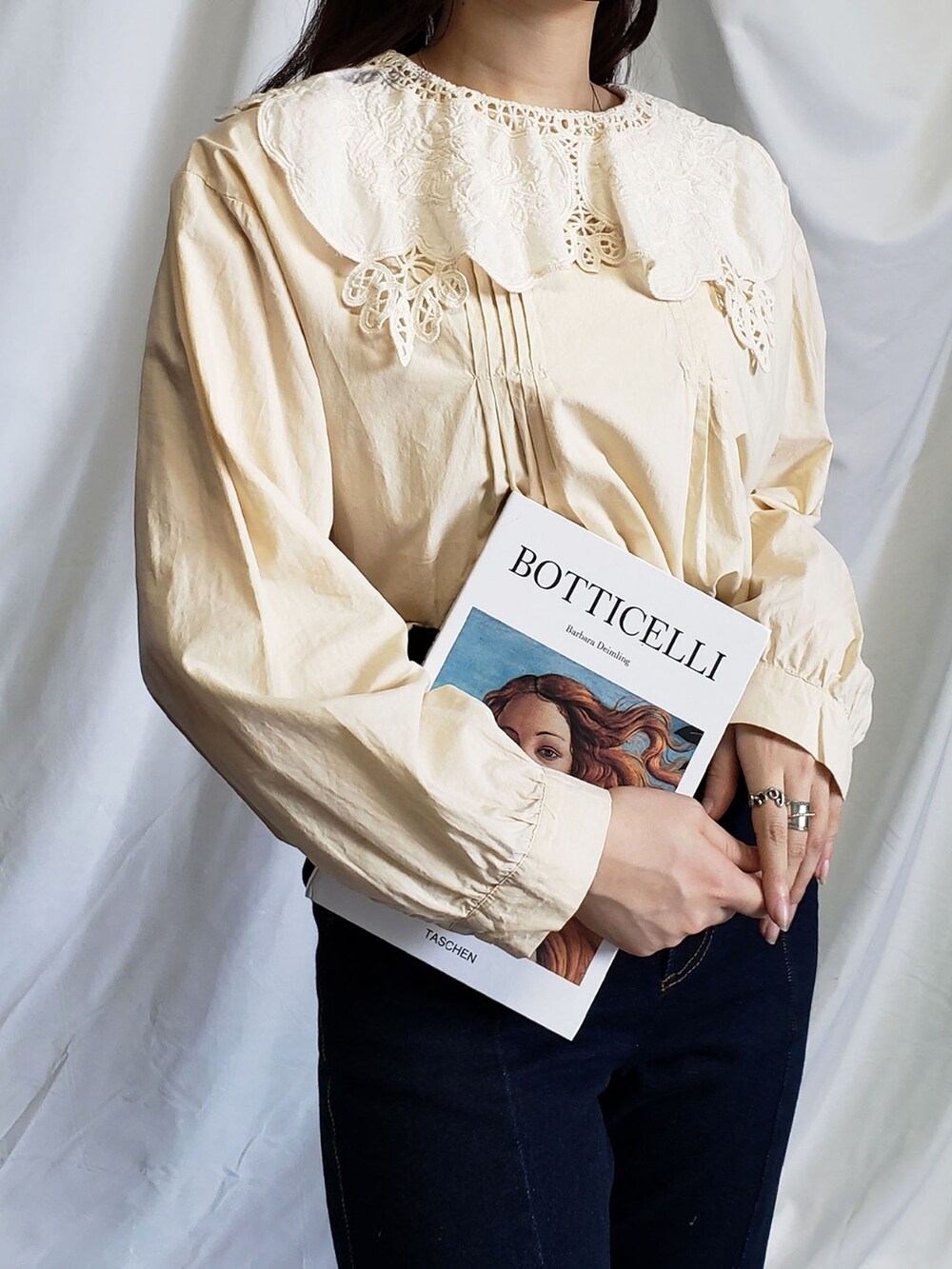 ホワイト系のシャツ/ブラウスを着用したレディースの春コーディネートの2枚目の写真