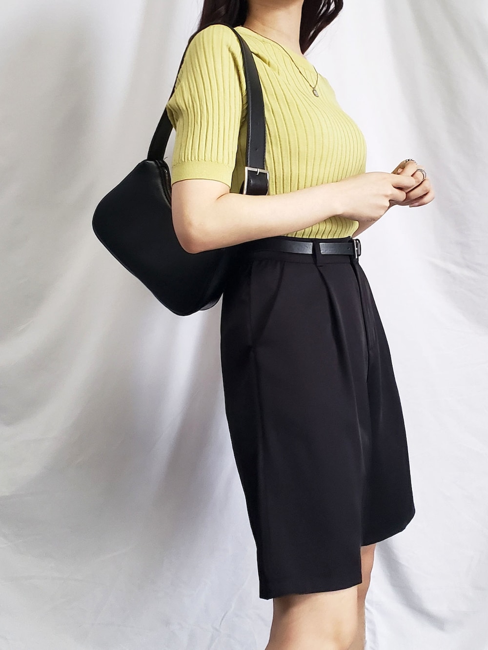 ブラウン系のその他パンツ、ベージュ系のハンドバッグ、ホワイト系のシャツ/ブラウスを着用したレディースの春コーディネートの4枚目の写真