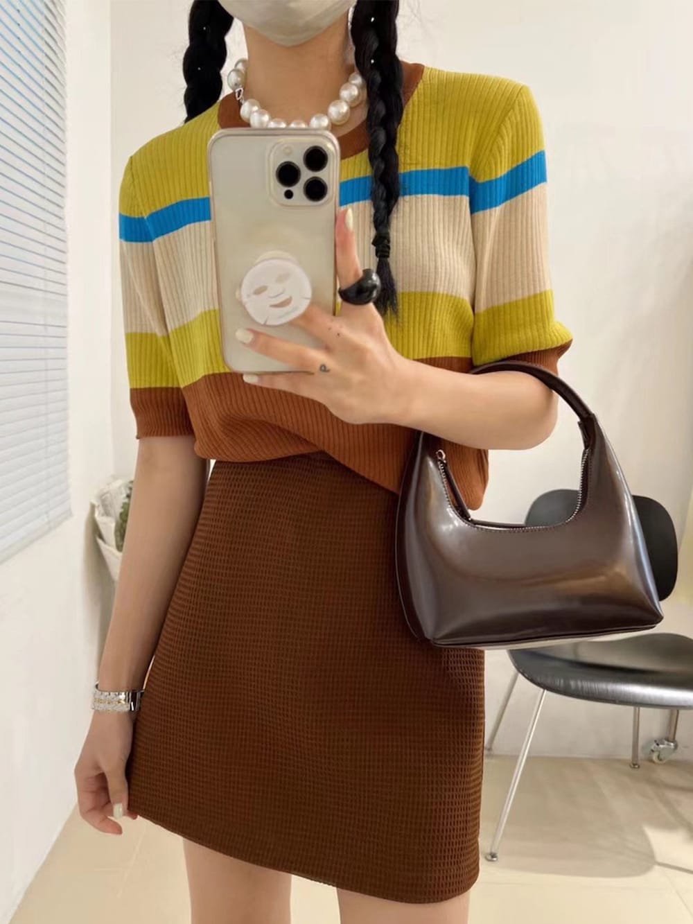 ブルー系のニット/セーターを着用したレディースの夏コーディネートの4枚目の写真