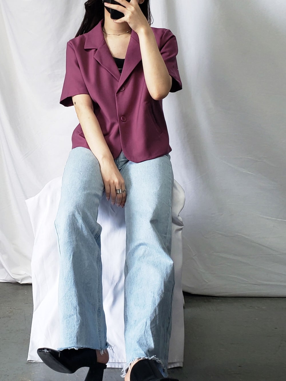 ブラック系のテーラードジャケットを着用したレディースの春コーディネートの5枚目の写真