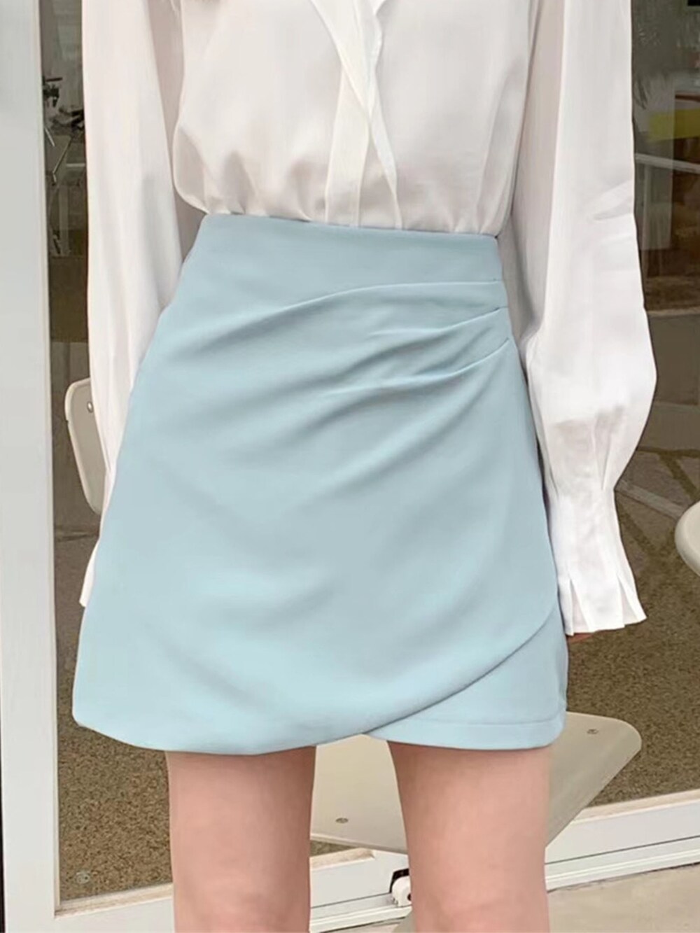 ピンク系のスカート、ホワイト系のTシャツ/カットソーを着用したレディースの春コーディネートの4枚目の写真