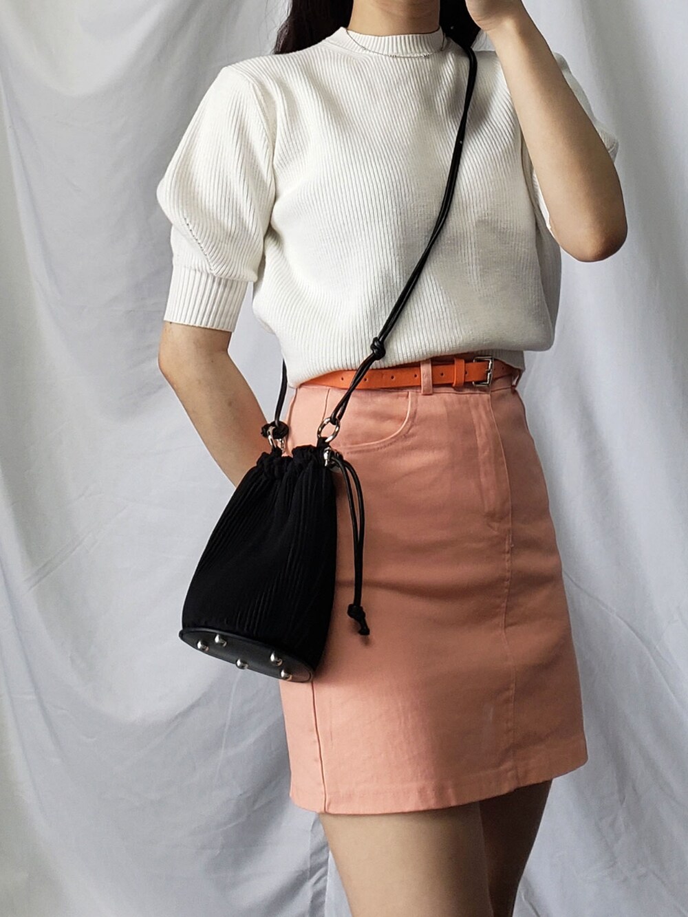 ブルー系のシャツ/ブラウス、ブラック系のデニムスカートを着用したレディースの夏コーディネートの4枚目の写真