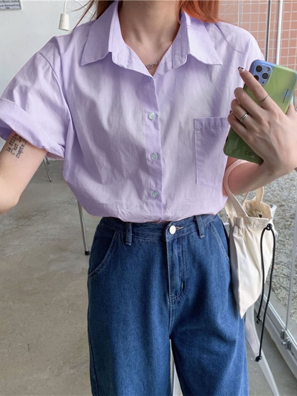 グリーン系のシャツ/ブラウスを着用したレディースの夏コーディネートの2枚目の写真