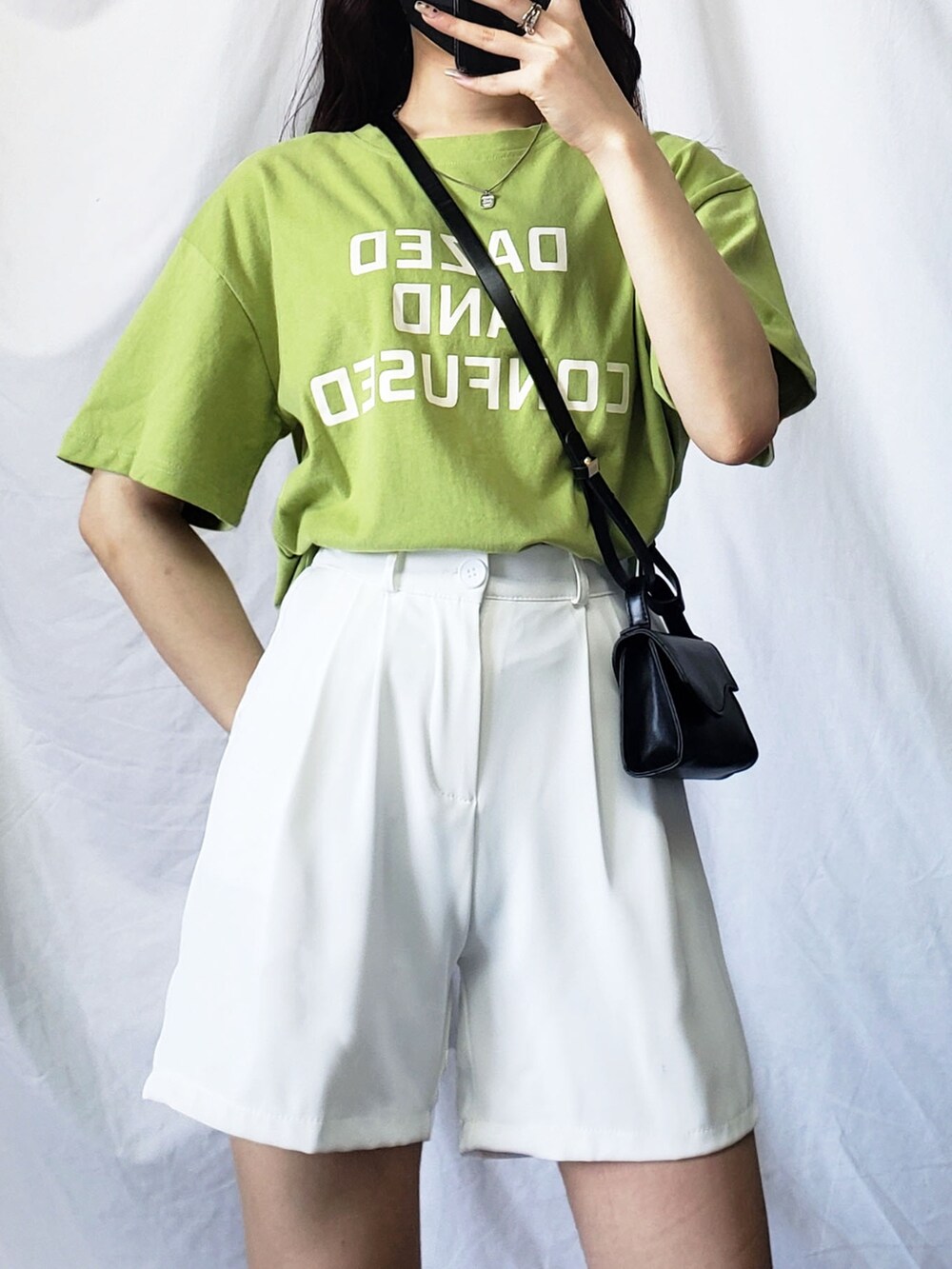 ブルー系のその他パンツ、ホワイト系のTシャツ/カットソー、ブルー系のシャツ/ブラウスを着用したレディースの春コーディネートの3枚目の写真