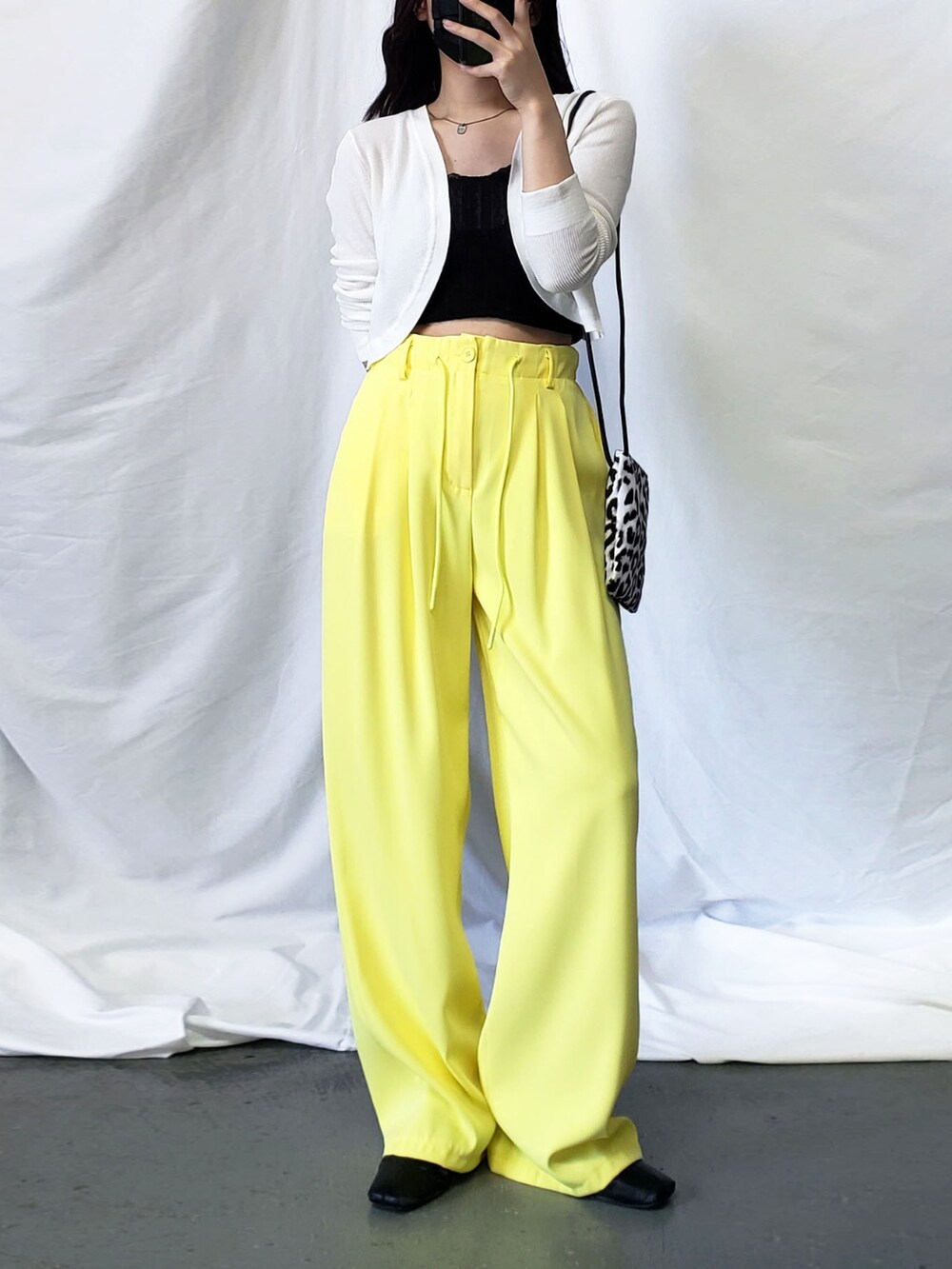 ブラック系のTシャツ/カットソーを着用したレディースの夏コーディネートの2枚目の写真