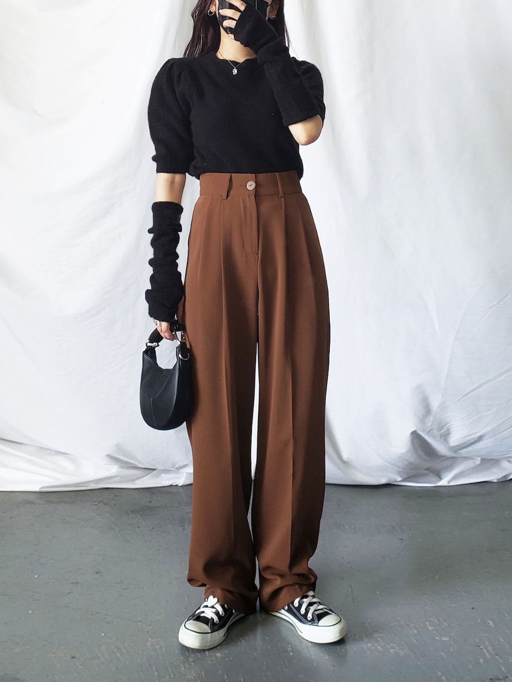 ブラック系のサンダル、グリーン系のスラックス、ブラック系のニット/セーターを着用したレディースの夏コーディネートの4枚目の写真