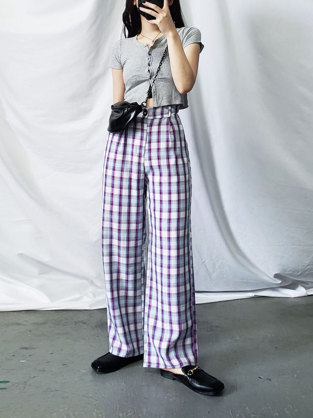 イエロー系のスラックス、ブラック系のショルダーバッグ、ブラック系のテーラードジャケットを着用したレディースの夏コーディネートの2枚目の写真